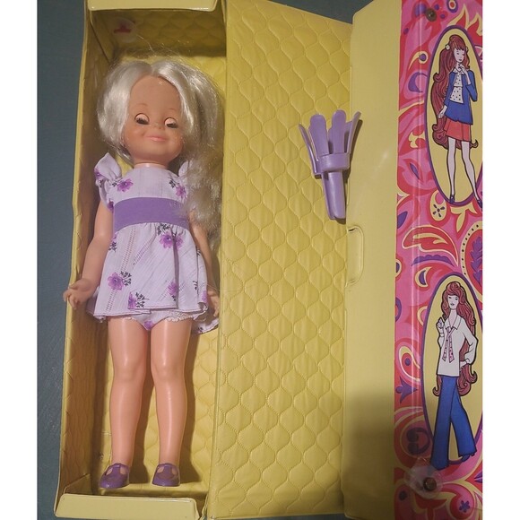 Vintage Beautiful Crissy Doll LOT 1 Doll, A Box, Fashion Tote & MANY CLOTHES - Picture 2 of 3